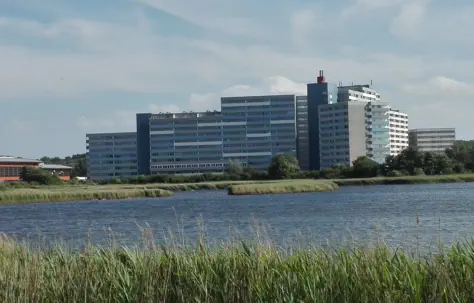 Blick vom Strand auf den Ferienpark